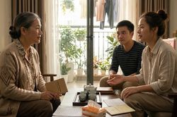 Giao thẻ lương cho mẹ chồng giữ hộ mua nhà, câu nói ngoài ban công khiến tôi nghẹn lòng