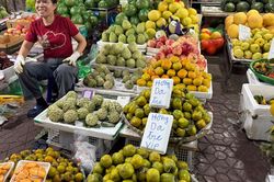 Hồng vào mùa bán đầy thị trường, loại rẻ bèo loại đắt ngang trái cây nhập khẩu