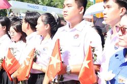 Nghẹn ngào triệu trái tim tiễn đưa các anh hùng liệt sĩ bằng những nhành hoa trắng