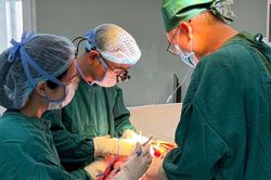 Hai ê-kíp phối hợp phẫu thuật ca chấn thương kép phức tạp