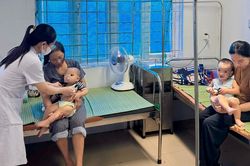Gia tăng trẻ mắc bệnh trong thời điểm giao mùa, bác sĩ khuyến cáo