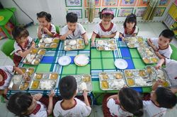 Cần thiết chuẩn hóa bữa ăn học đường, bảo đảm dinh dưỡng cho học sinh