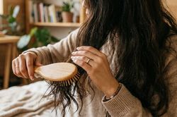 3 thói quen trước khi đi ngủ giúp hạn chế tóc gãy rụng ở phụ nữ trung niên