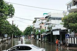 Người gần 30 năm 'ôm' vô lăng chia sẻ lái xe an toàn khi mưa, triều cường