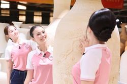 Thí sinh Hoa hậu Việt Nam trải nghiệm trang trí bình gốm cùng nghệ nhân làng Chu Đậu