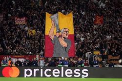 Hành động đẹp của cổ động viên đối thủ khiến Mourinho không thốt nên lời