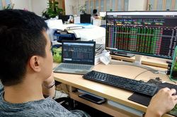 Giảm 7 phiên liên tục, VN-Index mất mốc 1.700 điểm