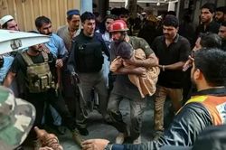 Sập mái trường học ở Pakistan khiến ít nhất 34 người thiệt mạng, phần lớn là trẻ em