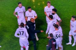 West Ham thắng 6-0 sau khi bị HLV quát mắng ngay trên sân