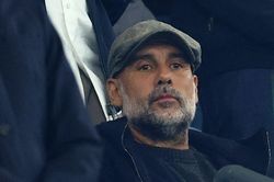 Guardiola trở lại Etihad đúng đêm Man City bị PSG dạy bóng đá