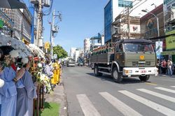 Tăng Ni, Phật tử TP.HCM lập hương án bên đường tiễn đưa hài cốt liệt sĩ