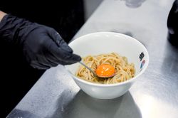 Quán Nhật bán 230.000 đồng tô mì ramen chỉ kèm trứng sống giờ ra sao?
