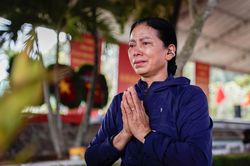 Người dân TP.HCM bật khóc trước bia mộ liệt sĩ