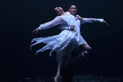Khánh Thi-Phan Hiển đưa khiêu vũ thể thao vào MV âm nhạc