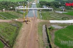 [Video] Cao tốc Mỹ Thuận - Cần Thơ hạn chế xe để thi công cầu vượt