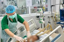 Người đàn ông hôn mê, suy đa cơ quan vì sốt rét sau khi trở về từ châu Phi