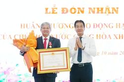 Trao tặng Giáo sư Nhật Bản Yoshida Lay Myint Huân chương Lao động hạng Ba