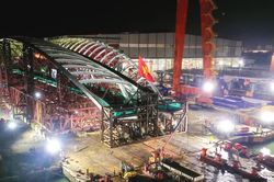 Chuẩn bị đưa vòm thép cầu đi bộ qua sông Sài Gòn xuống sà lan trong đêm