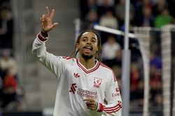 Tiền đạo Pháp đi vào lịch sử Liverpool