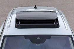 Nhiều xe ô tô bị vỡ cửa sổ trời mà không rõ nguyên nhân