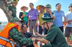 Kịp thời hỗ trợ 2 ngư dân gặp nạn trên biển