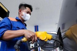 Giá xăng giảm hơn 1.200 đồng/lít từ 15h hôm nay