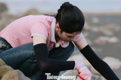 Đào từng mảnh rác mắc kẹt trên bãi biển Đồ Sơn