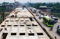 Cầu Mai Lĩnh mới nối nhịp, cầu cũ vẫn oằn mình đón xe