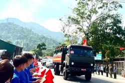 Hình ảnh đoàn viên trang nghiêm đón liệt sĩ mặt trận Vị Xuyên trở về