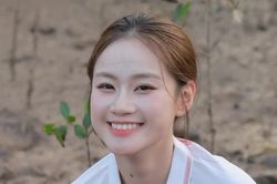 Người đẹp Hoa hậu Việt Nam lấm lem bùn đất, phủ xanh rừng ngập mặn