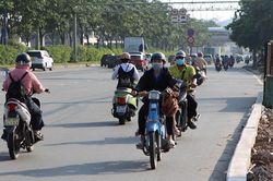 Cảnh người dân phải đi ngược chiều vì hầm chui thi công 10 năm chưa xong