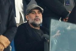 Pep Guardiola sững sờ nhìn Man City thảm bại