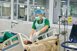 Người đàn ông 46 tuổi hôn mê, thở máy sau 15 ngày tự uống thuốc nam