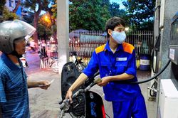 Hai doanh nghiệp lớn giảm thêm 300-350 đồng/lít xăng dầu sau kỳ điều hành