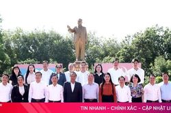 Đoàn đại biểu tỉnh Hà Tĩnh dâng hoa tưởng niệm các lãnh tụ tại Savannakhet