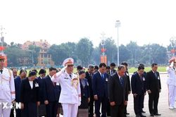 Thường trực Ban Bí thư Lào đến đặt vòng hoa, vào Lăng viếng Chủ tịch Hồ Chí Minh và tưởng niệm các Anh hùng liệt sỹ