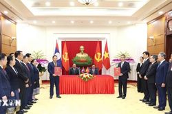 Thường trực Ban Bí thư Trần Cẩm Tú và Thường trực Ban Bí thư Trung ương Đảng Nhân dân Cách mạng Lào chứng kiến Lễ trao văn kiện hợp tác giữa hai văn phòng Trung ương