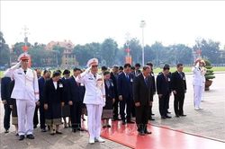 Thường trực Ban Bí thư Lào vào Lăng viếng Chủ tịch Hồ Chí Minh và tưởng niệm các Anh hùng liệt sĩ