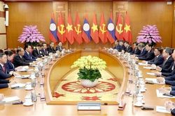 Thường trực Ban Bí thư Trần Cẩm Tú hội đàm với Thường trực Ban Bí thư Lào
