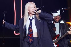 Rosé biểu diễn tại sự kiện từ thiện do Leonardo DiCaprio đồng chủ trì