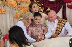 Nữ ca sĩ cưới cùng lúc 2 người đàn ông: Cả 3 nói gì về cảm xúc khi muốn gần nhau?