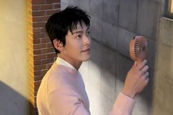Chồng Shin Min Ah gây sốt với diện mạo mới