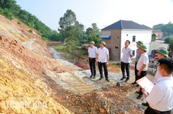 Phó Chủ tịch UBND tỉnh Cao Văn Cường kiểm tra dự án xử lý sạt lở tại xã Kim Tân và các xã lân cận