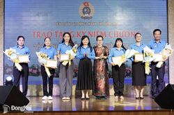 6 cán bộ Công đoàn Đồng Nai được trao kỷ niệm chương ‘Vì sự phát triển của phụ nữ Việt Nam’