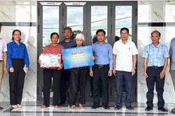 Bàn giao nhà tình nghĩa cho Mẹ Việt Nam anh hùng ở xã Ia Lâu