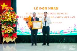 Trao Huân chương Lao động hạng Ba cho Giáo sư Yoshida Lay Myint