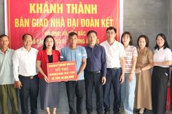 Phường Âu Lâu: Trao hỗ trợ 62 gia đình, cá nhân có hoàn cảnh khó khăn