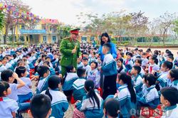 'Thăm hỏi từng nhà, rà từng tin báo'