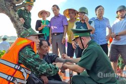 Bộ đội Biên phòng kịp thời hỗ trợ ngư dân gặp nạn trên biển