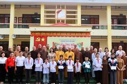 Thái Nguyên: Phân ban Phật tử Dân tộc Trung ương trao học bổng đến học sinh vùng cao